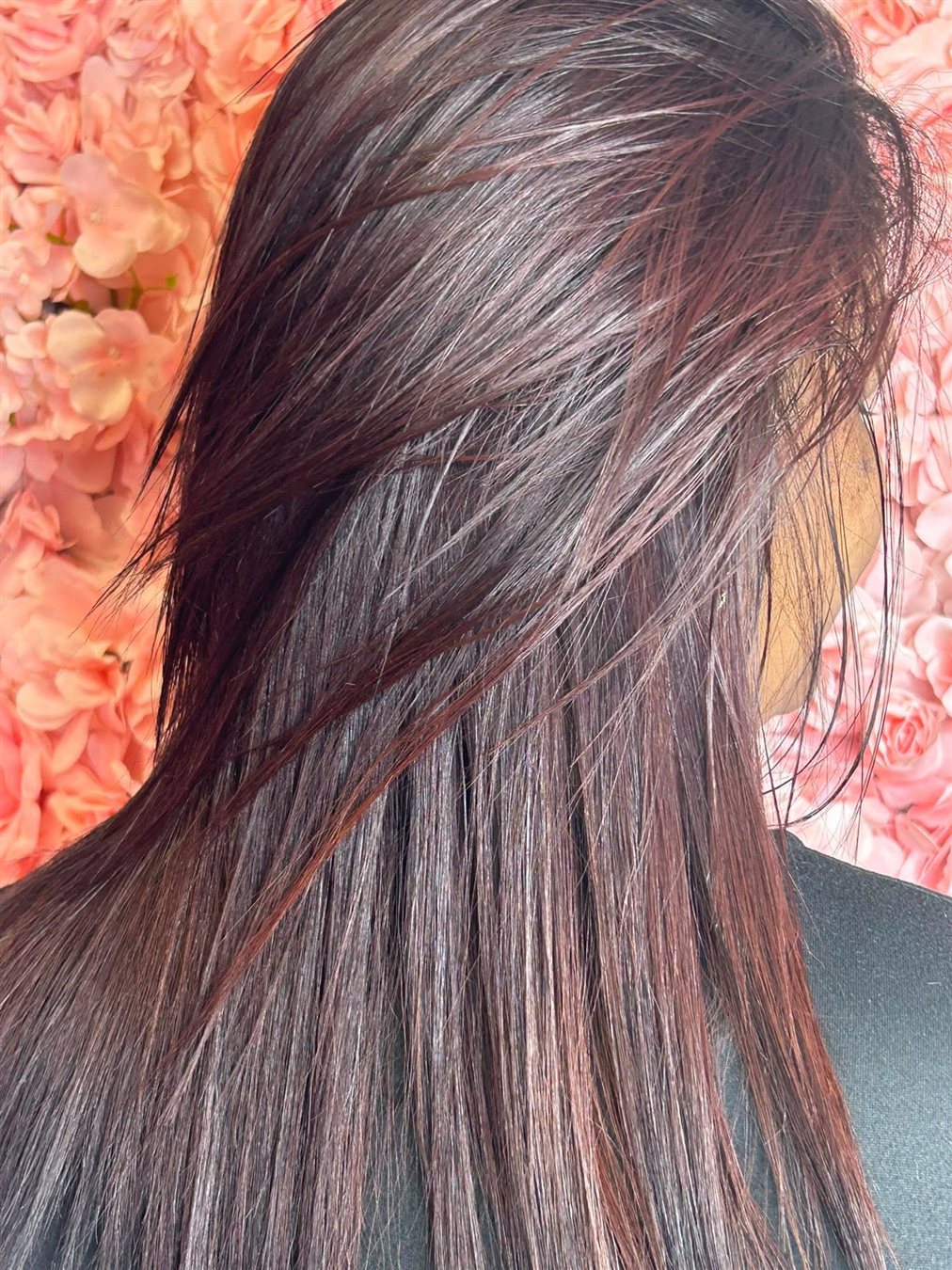Cabello oscuro sedoso tras hidratación profunda