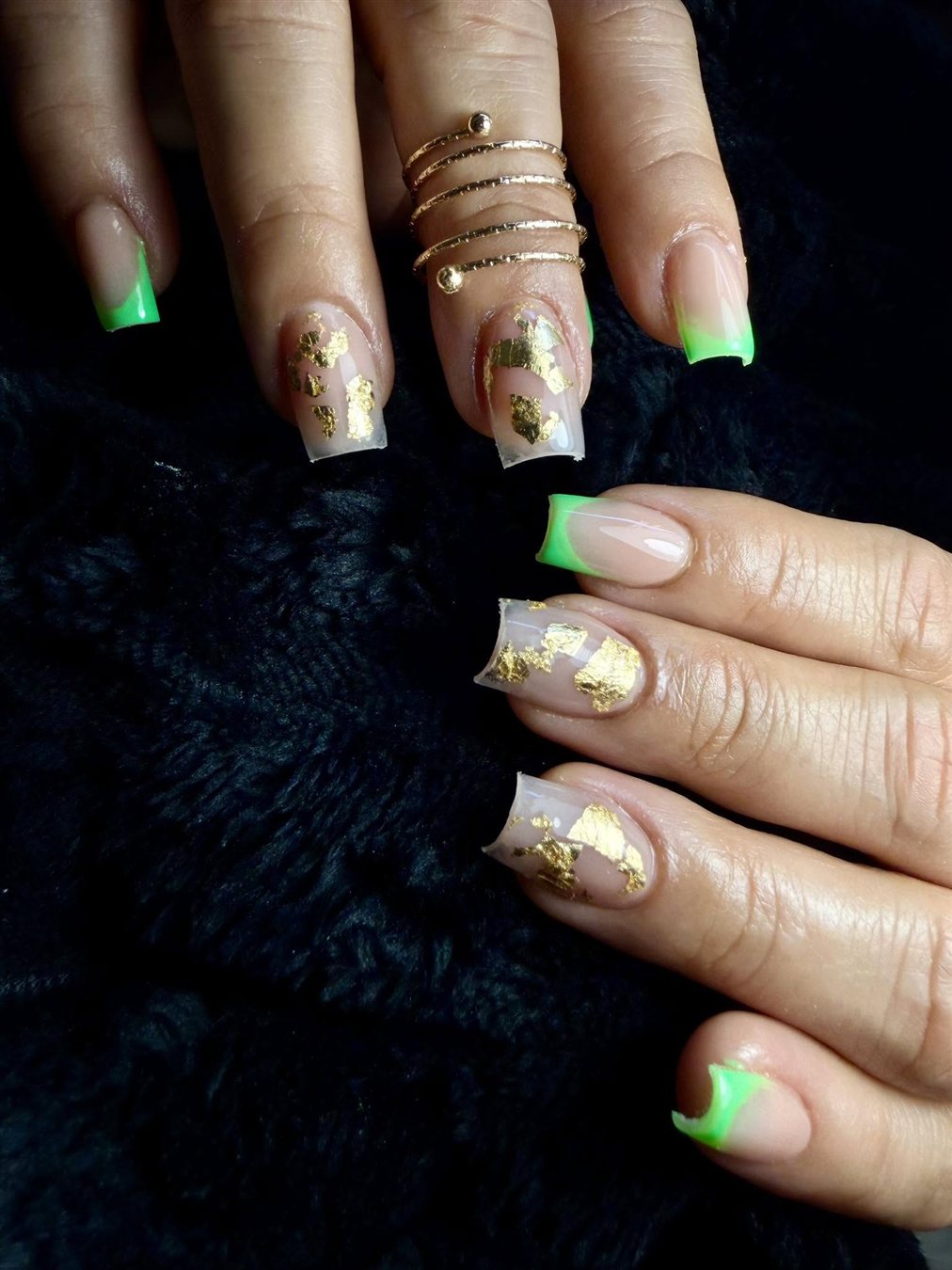 Manicura con puntas verde neón y láminas doradas